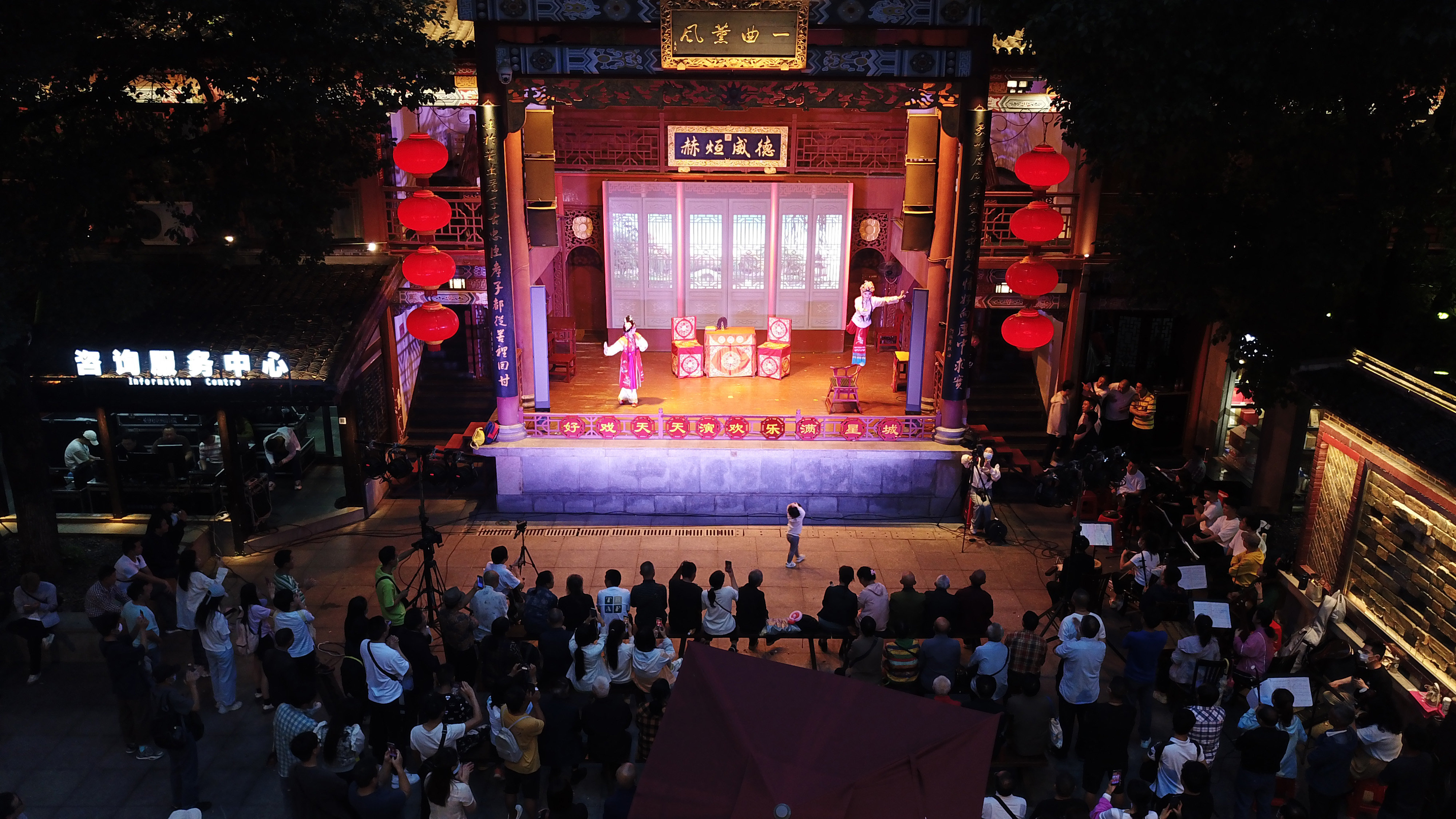 6月5日，长沙市花鼓戏保护传承中心的演员在长沙市坡子街火宫殿演出（无人机照片）。新华社记者 陈振海 摄