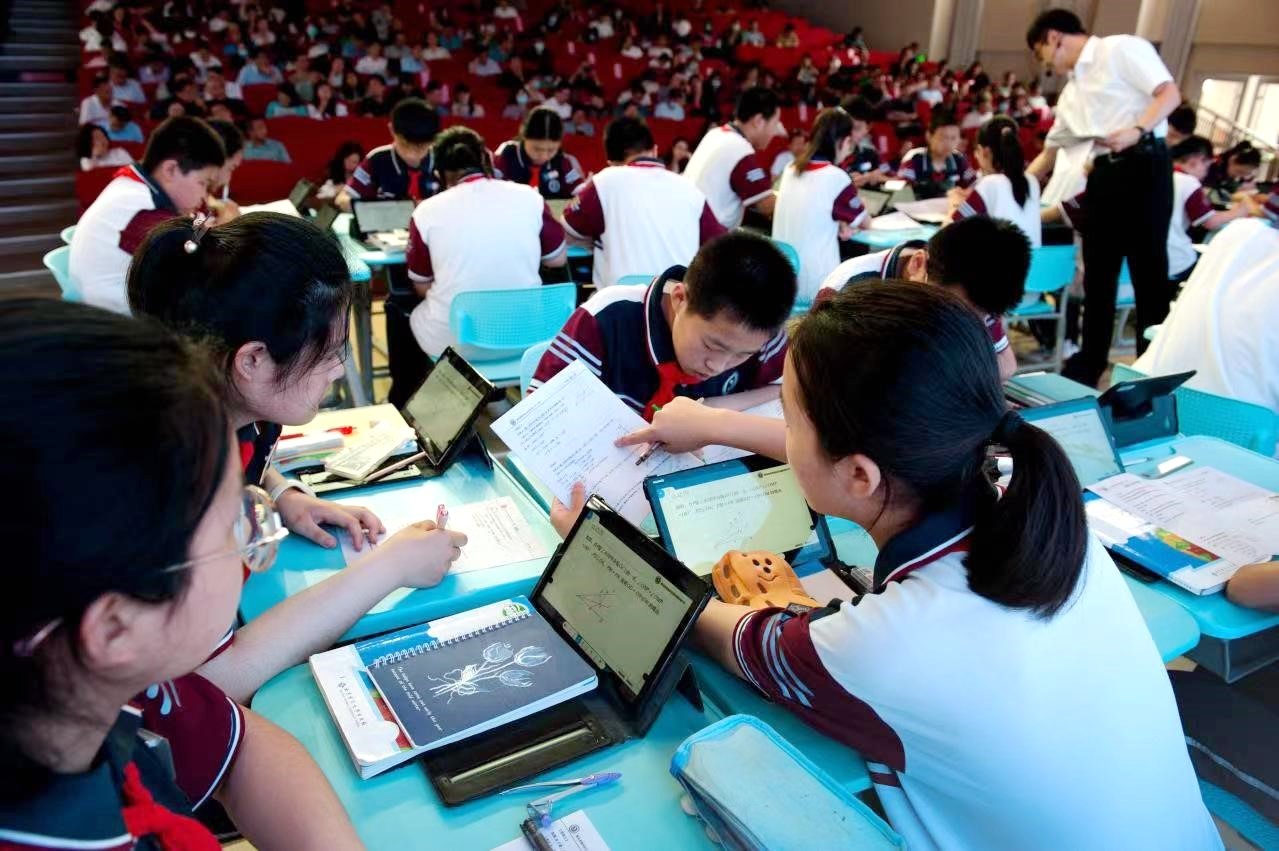 青岛市初中分层教学研究联盟启动会暨强校提质校分层教学推进会顺利召开