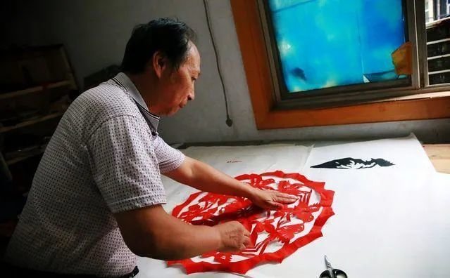 陈子豪在整理作品