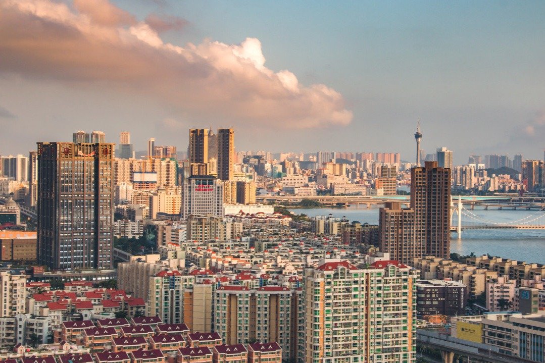 71家房企抢一块地,成都土拍又火了!华润置地锦鲤附身,本地企业闪现搅局_凤凰网财经_凤凰网