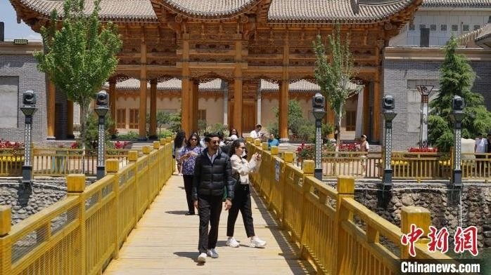 十四国记者走进青海循化了解撒拉族文化_凤凰网