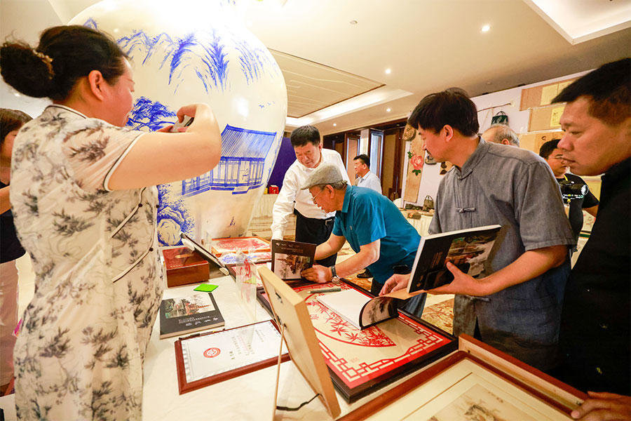 6月10日,与会嘉宾参观文旅特色产品展。