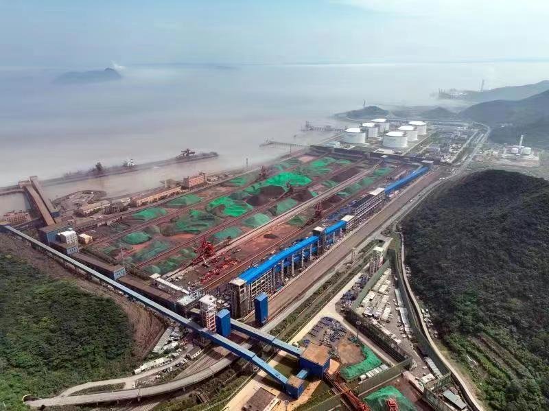 宁波舟山港中宅自动化混配矿项目主体完工