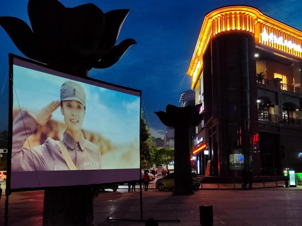 @华亭人 快备好小板凳 一起来看露天电影啦