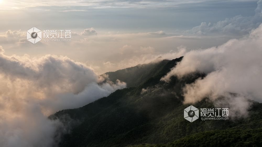 横峰米头尖瀑布云海壮美瞬间。