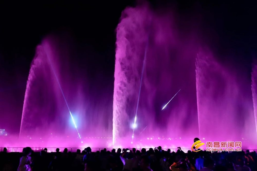 南昌九龙湖畔上演水幕烟花秀 绚丽光影点亮夜空(图)