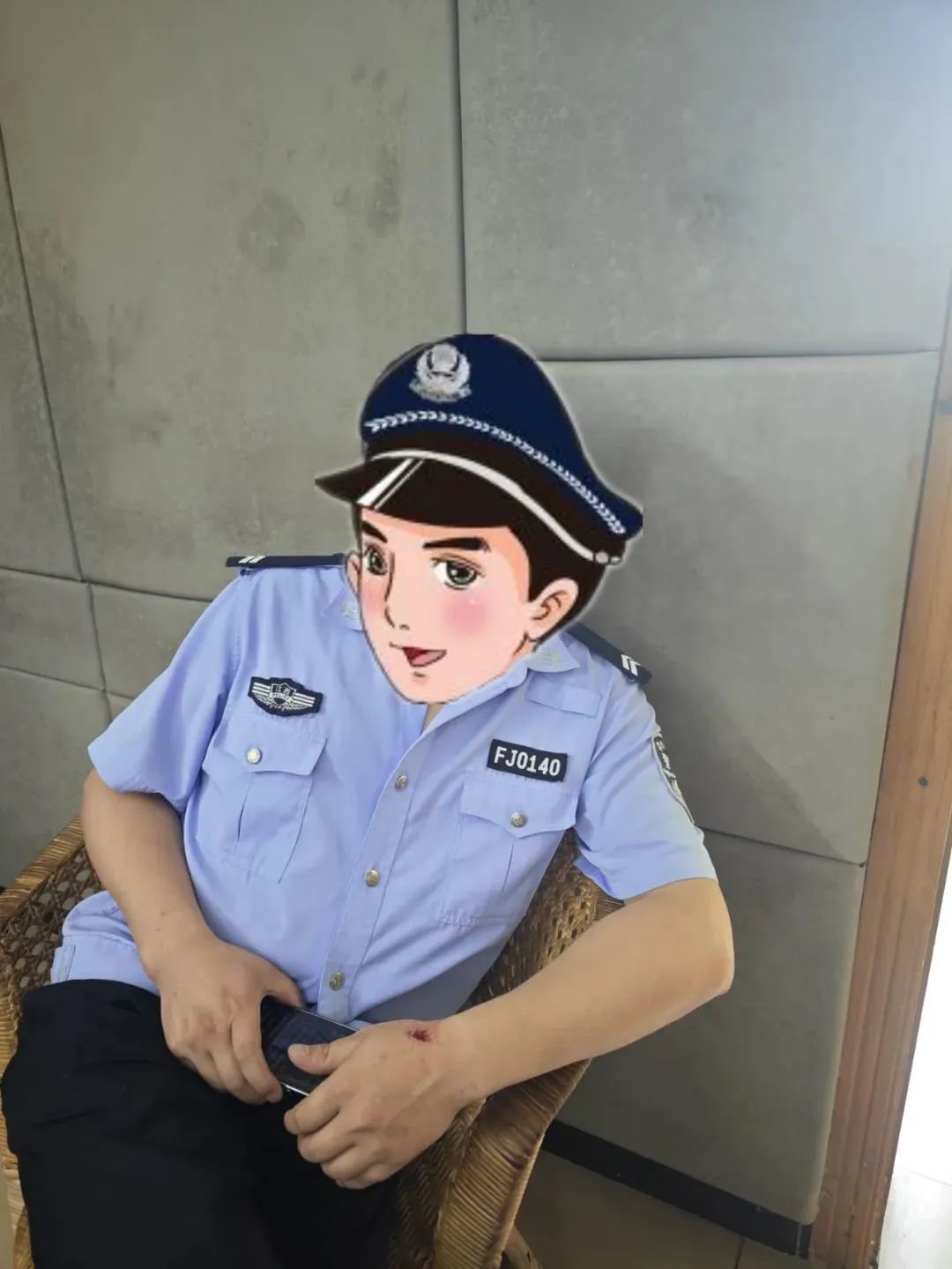 龙南一市民挑衅警方执法还咬伤辅警 被拘留十日