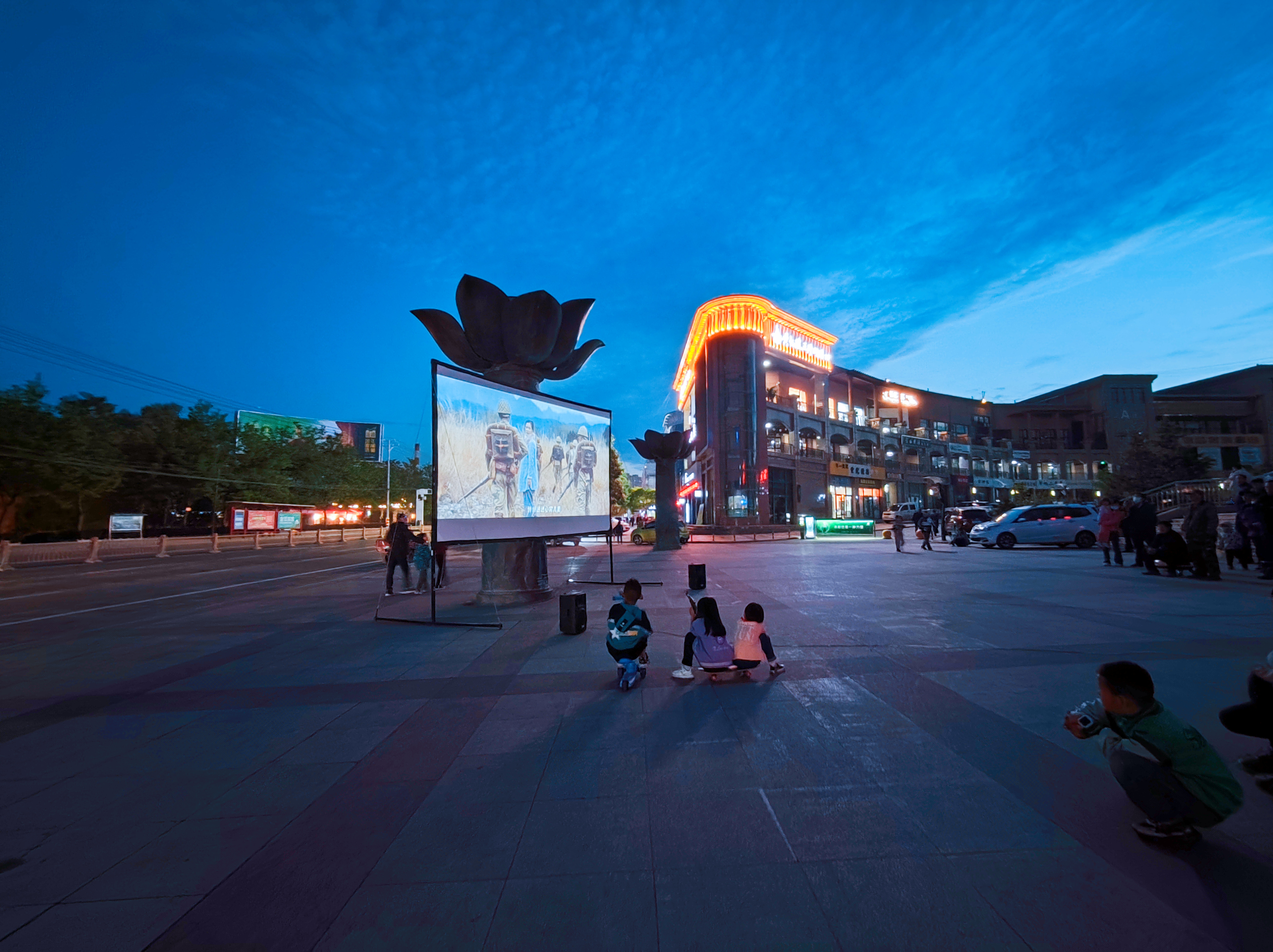 @华亭人 快备好小板凳 一起来看露天电影啦