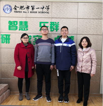 丁镜沅(右二)与部分指导教师合影