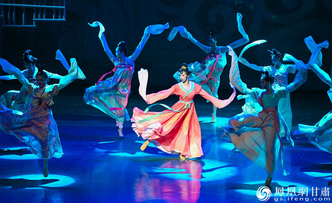 该剧分《缘起妙音》《乐动丝路》《上元踏歌》《盛世华章》四个篇章，讲述了西域少年白歆苦苦追寻并最终在敦煌乐舞壁画中领略到音乐真谛的动人故事。杨艺锴 摄