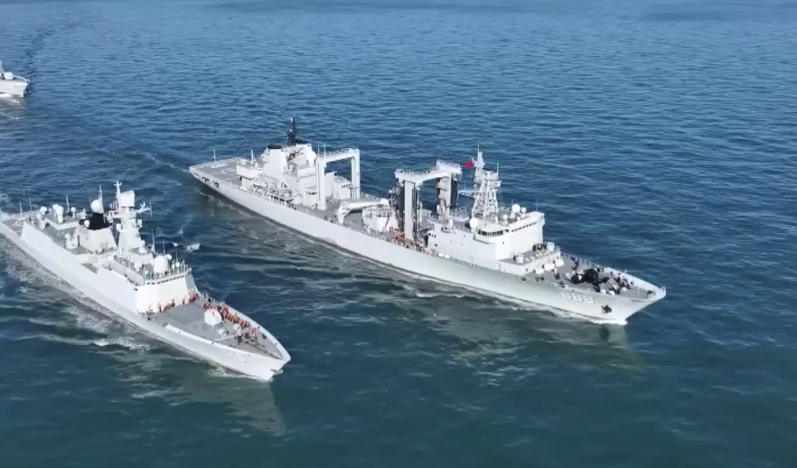 中国海军太湖舰完成海上夜间补给