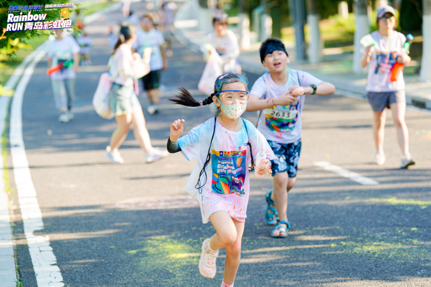 16点15分,随着一声令下,“彩虹人”们身披绚丽色彩激情出发,踏上了充满快乐和狂欢的7公里。这一刻,大家尽情的挥洒手中的彩粉,恣意撒欢、尽情欢笑,展示自己最活力的状态。有家长带着小朋友来参加彩虹跑,他们逗趣的小表情,可爱的小脸庞,童真的脸上涂满粉墨的样子简直萌翻了。也有家人、朋友来到现场,享受这份属于他们的出彩时光。