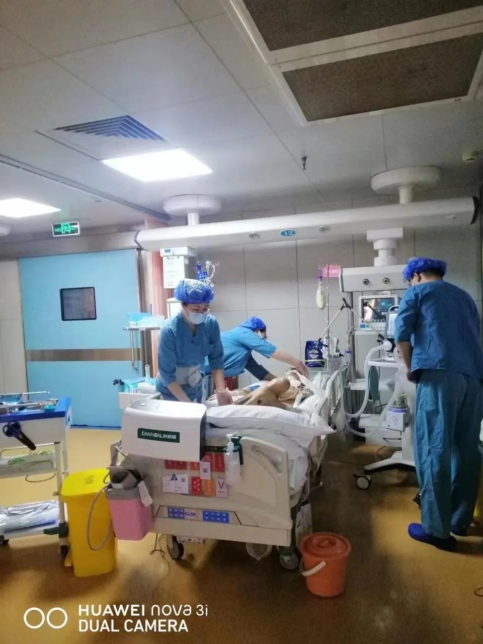 暖医 | 重症监护室护士剪影 : 我本柔弱 为“护”则刚