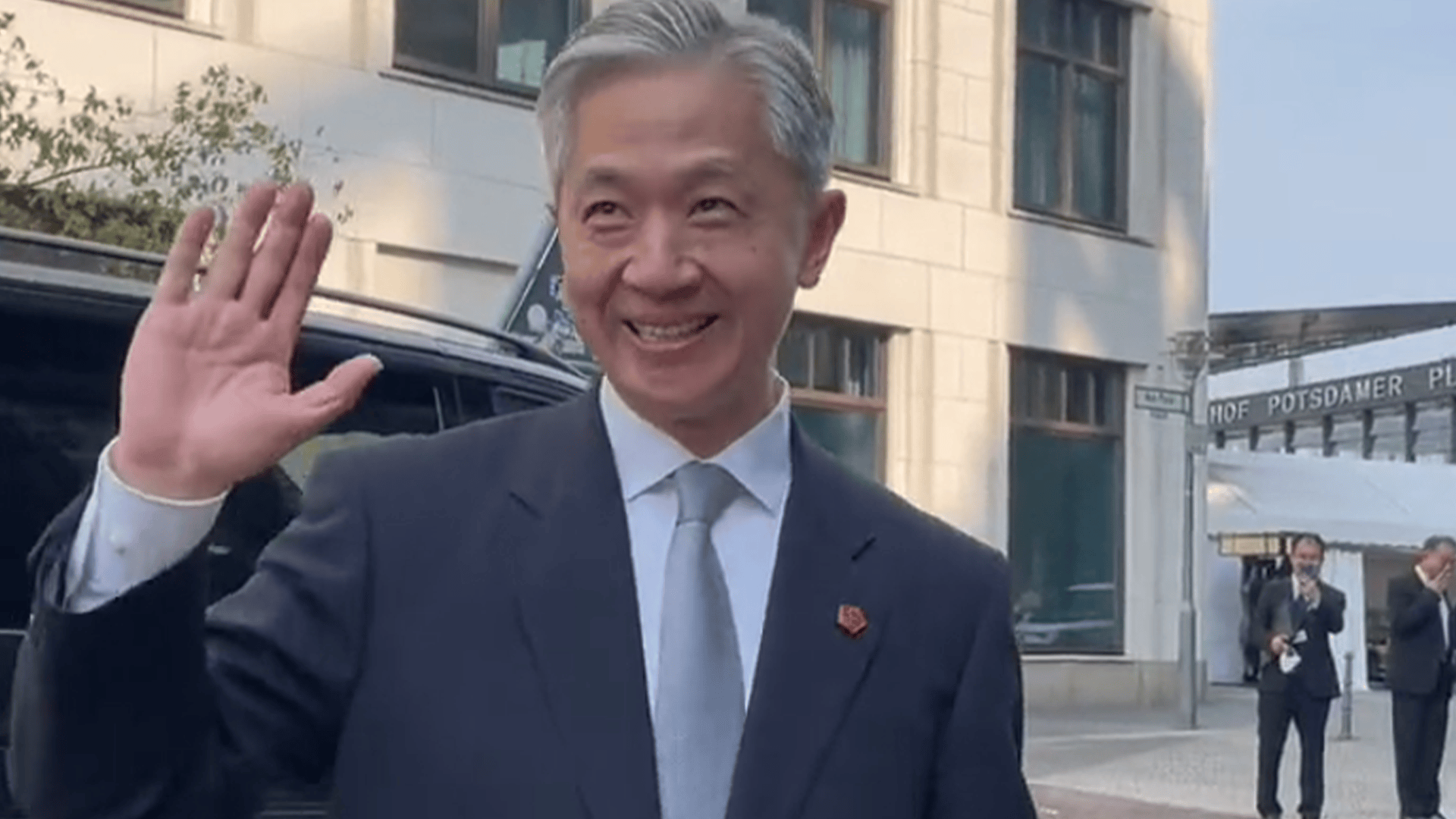 网友在德国偶遇汪文斌，与人亲切交谈，温文尔雅