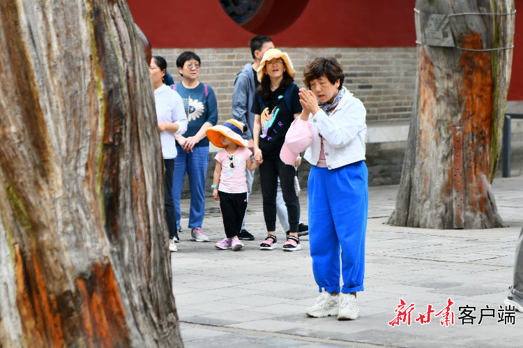来自上海的张思乡正在虔诚地祭拜伏羲