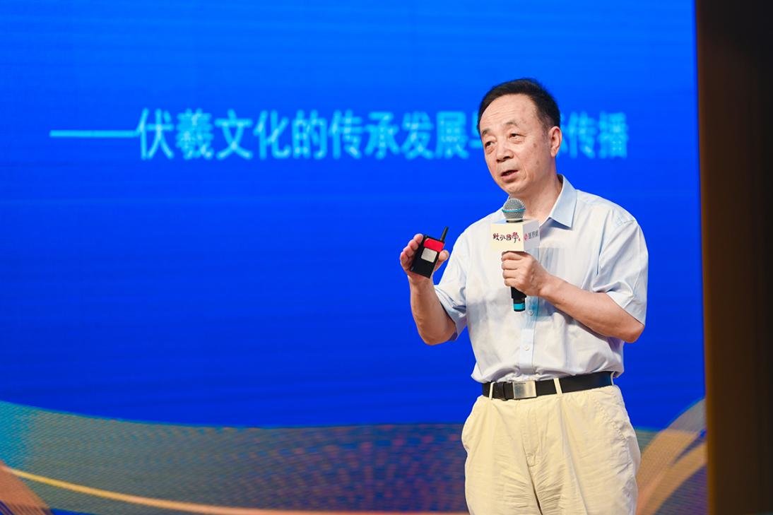 中国社会科学院学部委员、历史学部副主任、中国殷商文化学会会长王震中。