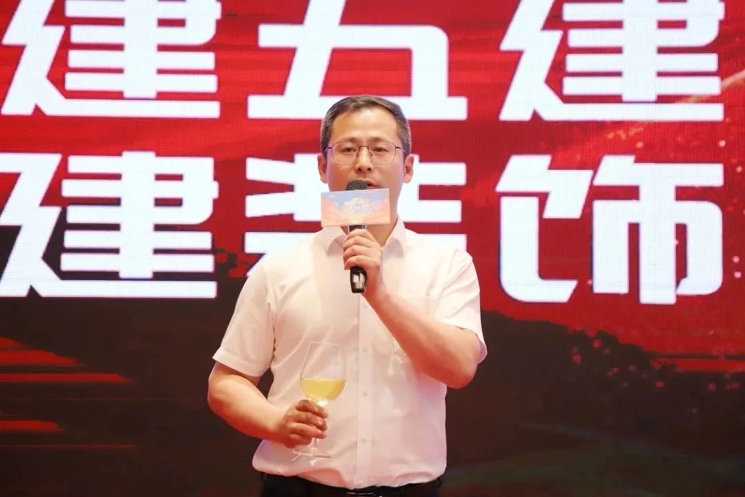 采购单位代表陕建装饰集团集采中心经理房剑发言。