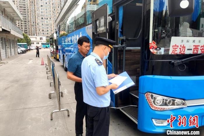 图为执法人员正在西安城北客运站进行督导检查。　西安市交通运输综合执法支队供图