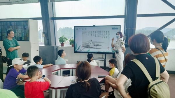 在武汉中山舰博物馆，为亲子家庭举行的寻“粽”活动现场，孩子们认真听讲、礼貌提问。通讯员供图
