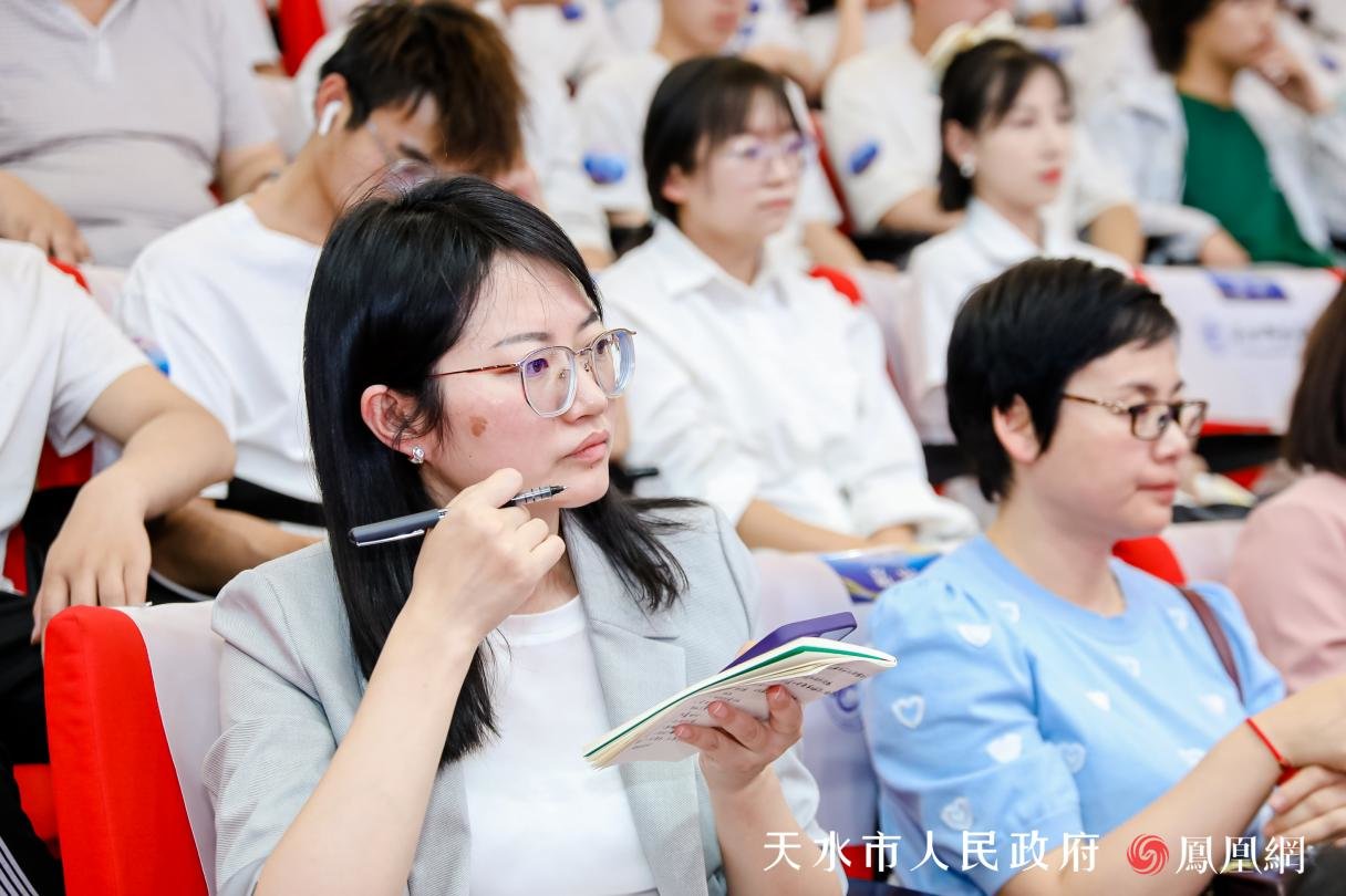 天水市博物馆原馆长、文博研究馆员李宁民的演讲干货十足，观众边听边记录要点。