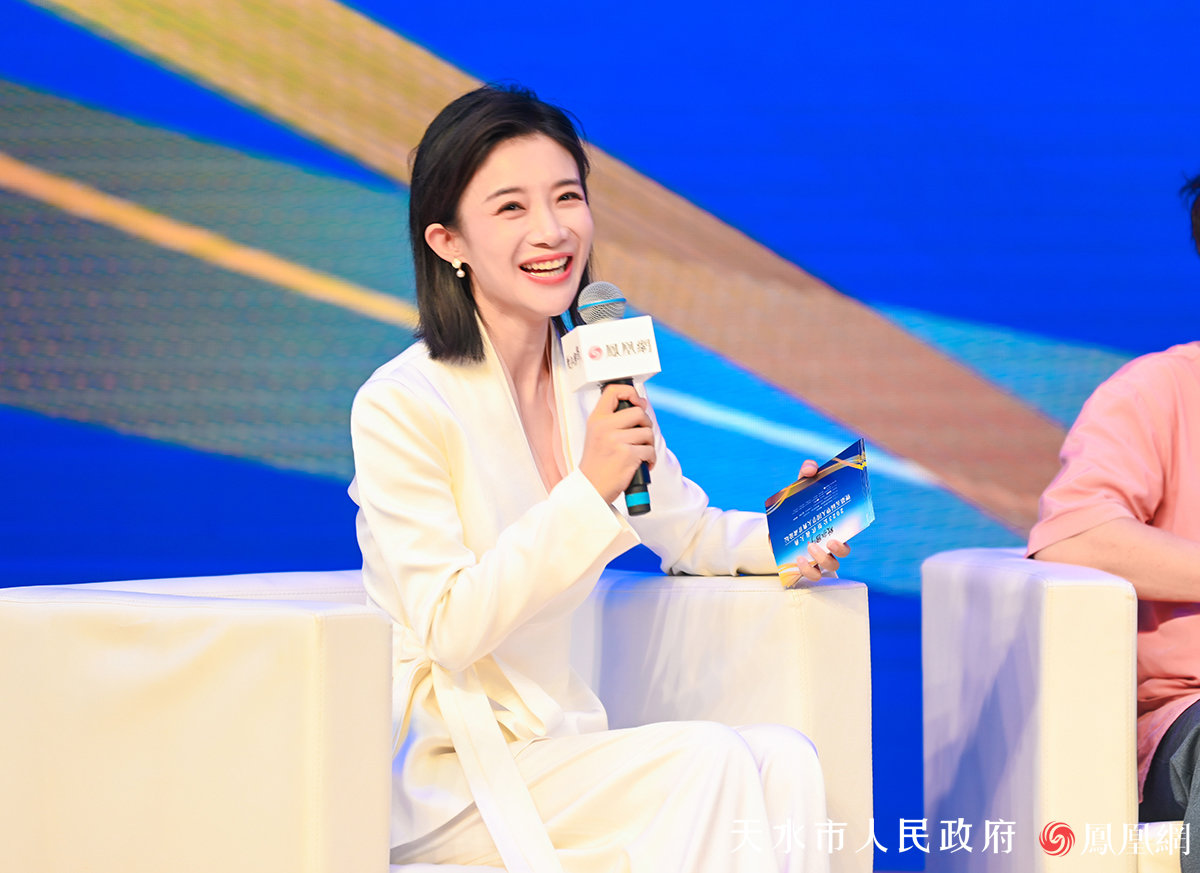 知名主持人蔡紫主持多元对话。