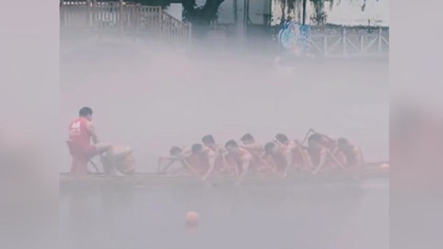 意境拉满！龙舟水雾中驶来像极了水墨画