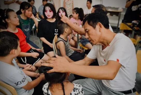 为小孩子画戏妆