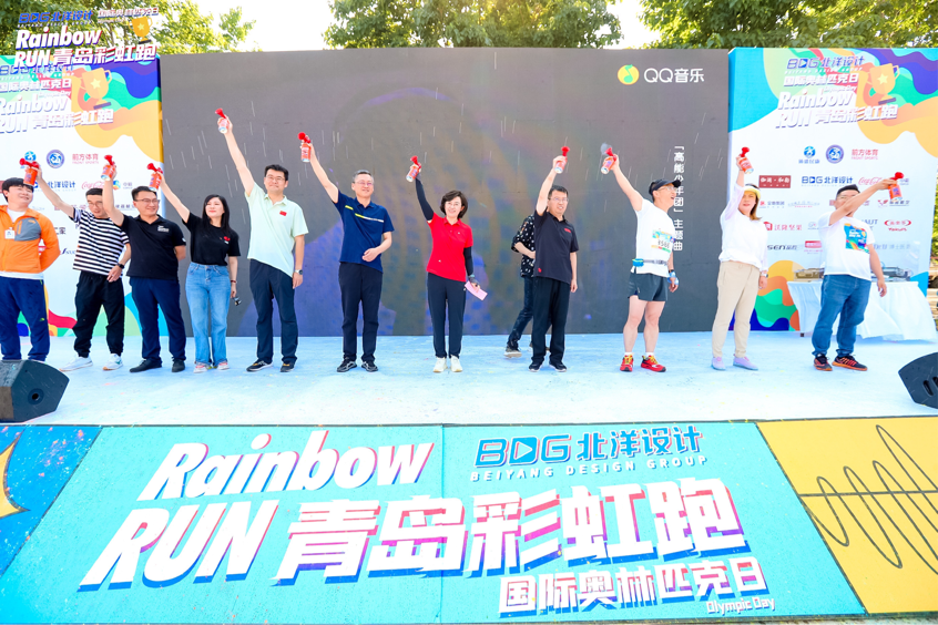 (青岛市体育局党组成员 副局长 张馨宣布开跑)