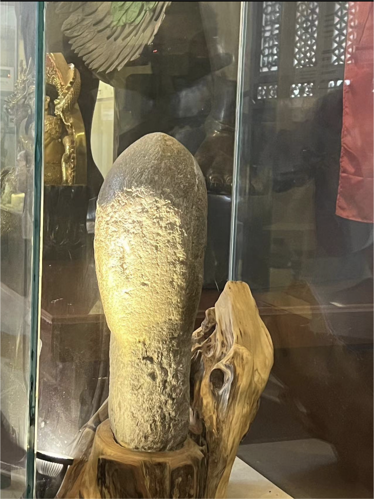 图为伏羲庙内的石祖，即“天根”。