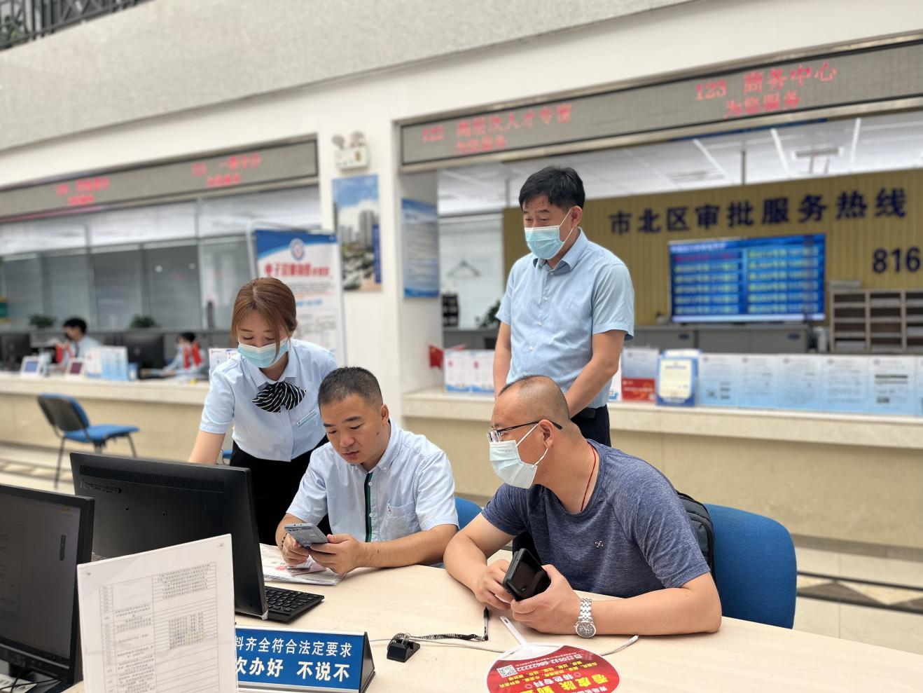 这个“专窗”开得好！局长化身办事员，服务群众“面对面”