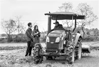 江西省南昌市新建区围绕基层党组织建设、乡村振兴等重点开展对村(社区)巡察,以有力的巡察监督推进乡村治理。图为该区巡察干部在松湖镇和平村了解问题整改情况。李国华 摄