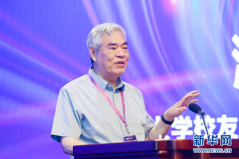 南京大学校友总会南京校友会名誉会长洪银兴致辞