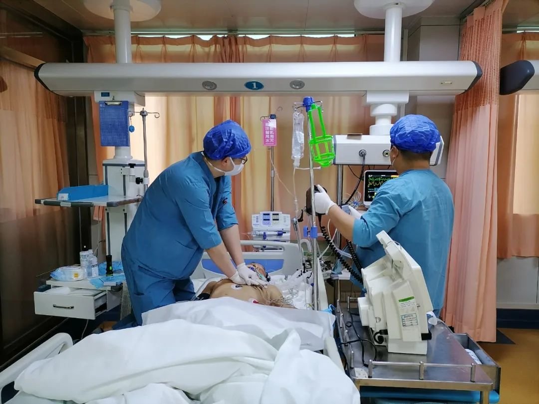 暖医 | 重症监护室护士剪影 : 我本柔弱 为“护”则刚