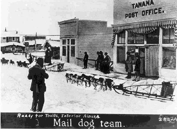 在阿拉斯加邮件过去是由狗拉雪橇递送的，直到1963年，最后一条狗拉雪橇路线（从甘贝尔—萨沃加）被转换为飞机路线。