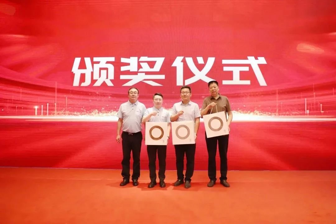 物流集团副总经理刘勇颁奖。