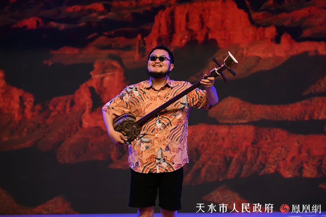 张尕怂在第五届华人国学大典甘肃论坛上弹唱《黄河尕谣》。