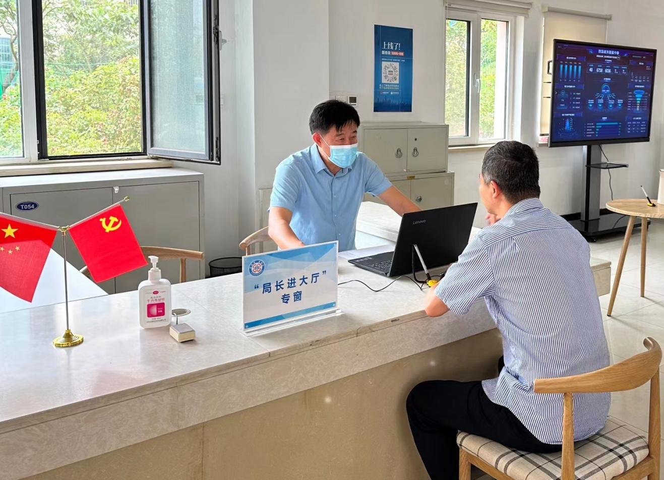 这个“专窗”开得好！局长化身办事员，服务群众“面对面”