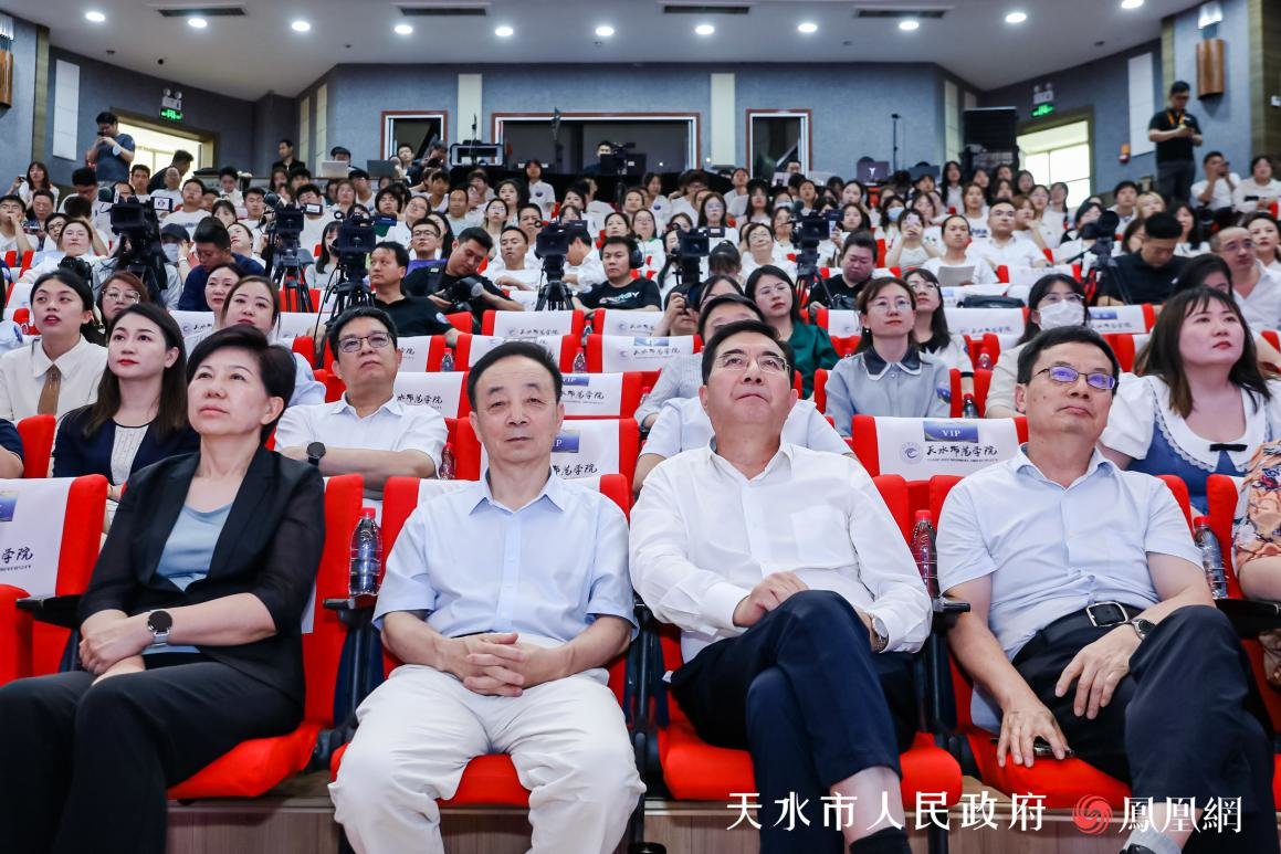 由天水市政府与凤凰网主办的“2023年公祭伏羲大典暨第五届华人国学大典甘肃论坛活动”现场。