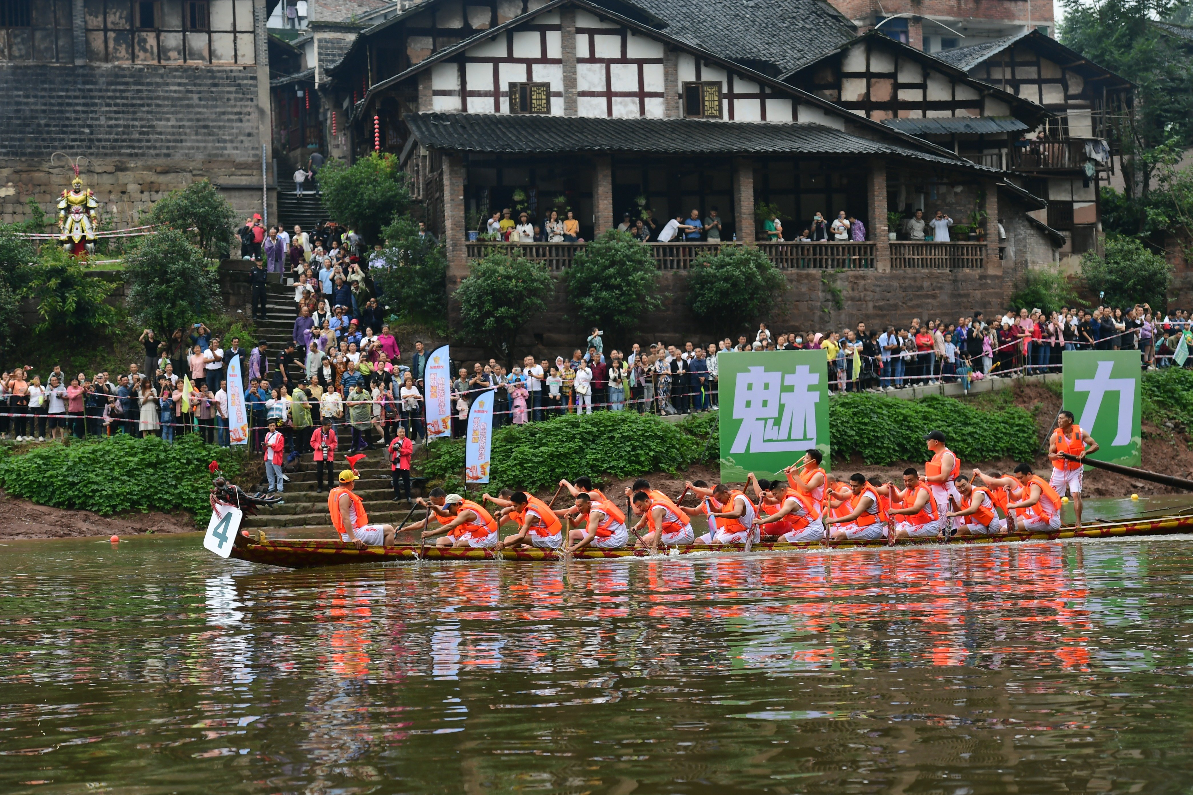 围观龙舟赛。苏盛宇 摄