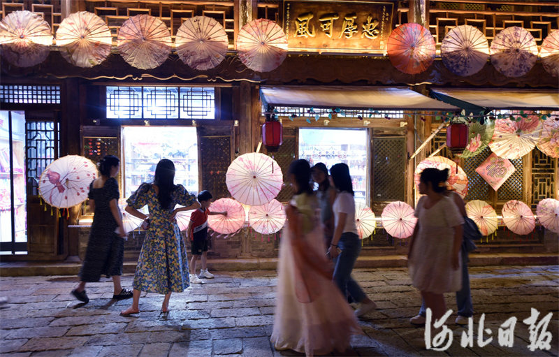 6月21日晚，游客在位于石家庄市鹿泉区的龙泉古镇景区游览。