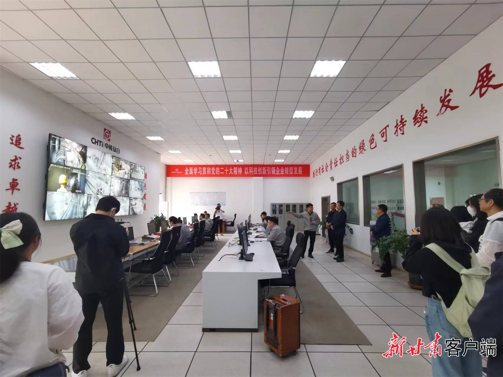 在甘肃东方钛业公司的中控室了解车间运行情况 新甘肃·甘肃日报记者 彭雯