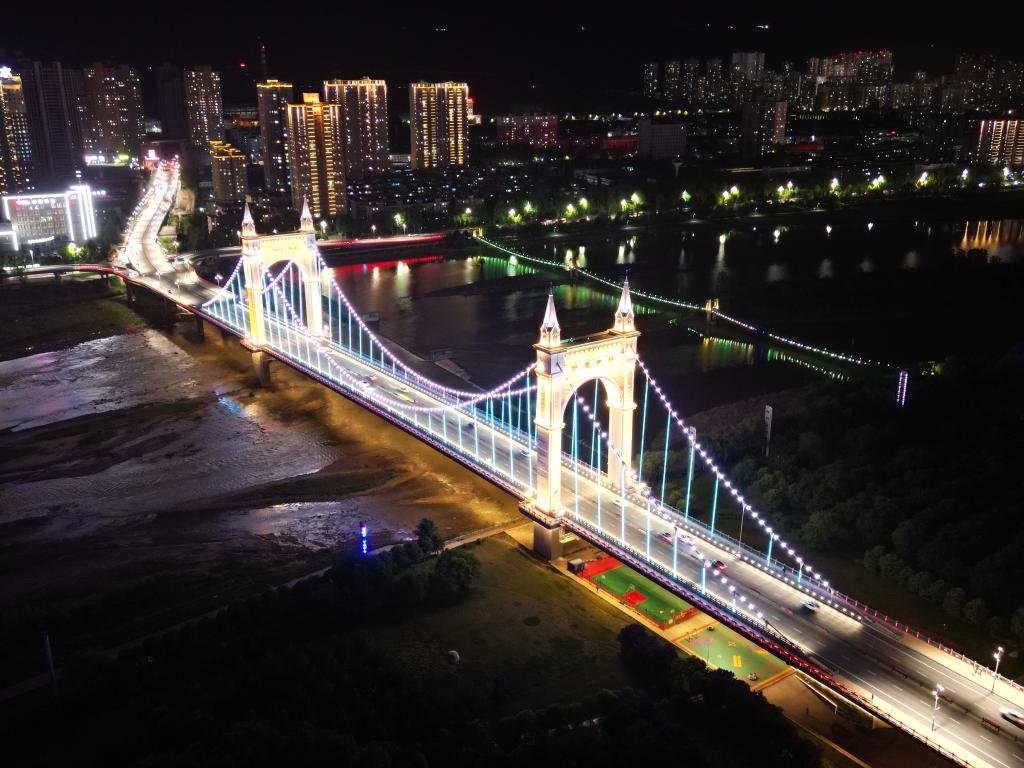 中铁一局三公司承建的宝鸡市联盟渭河大桥夜景.(受访者供图)