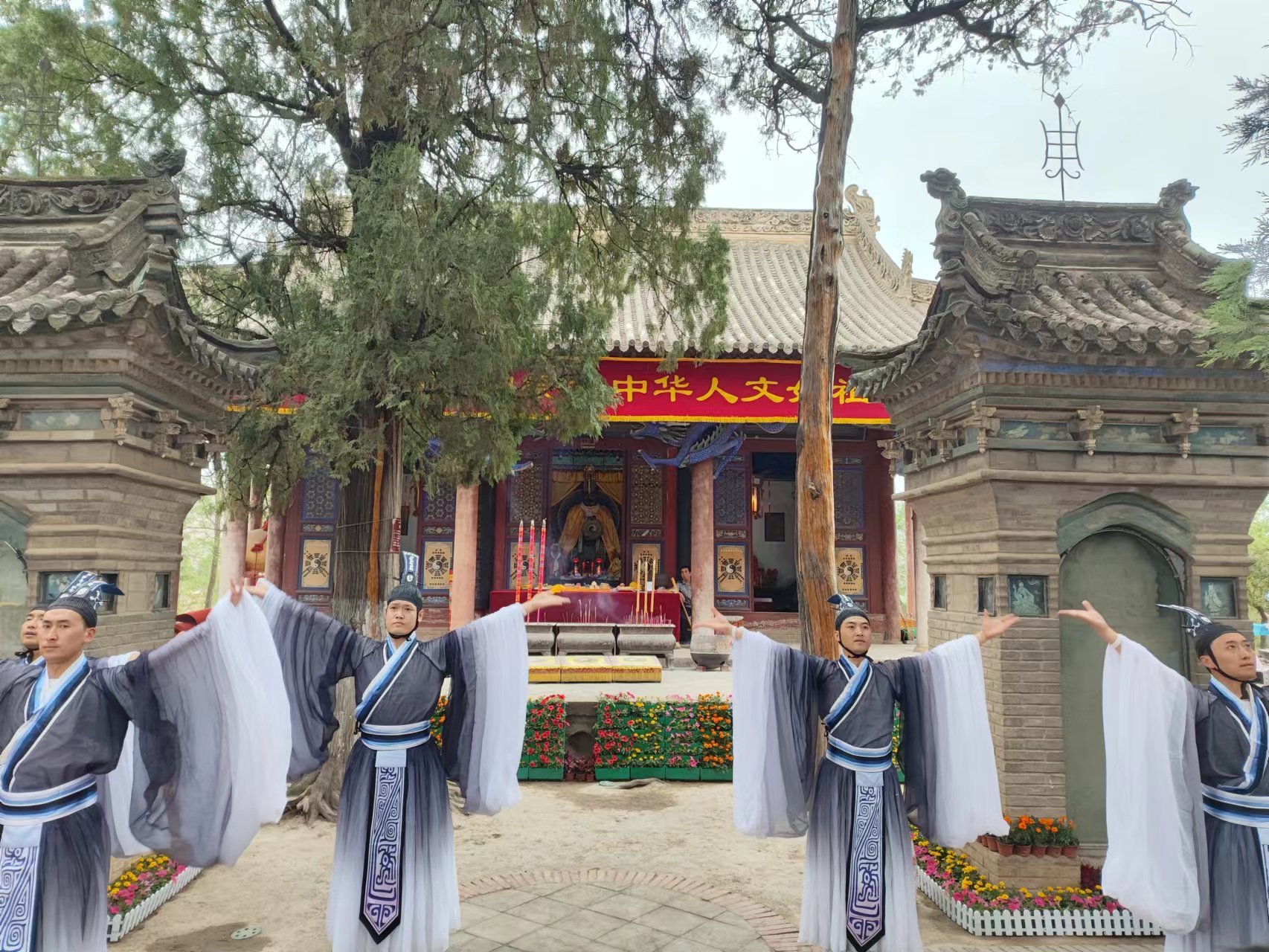甘肃天水卦台山,又名伏羲画卦台。6月21日上午,2023(癸卯)年卦台山民间祭祀中华人文始祖伏羲典礼在这里隆重举行。
