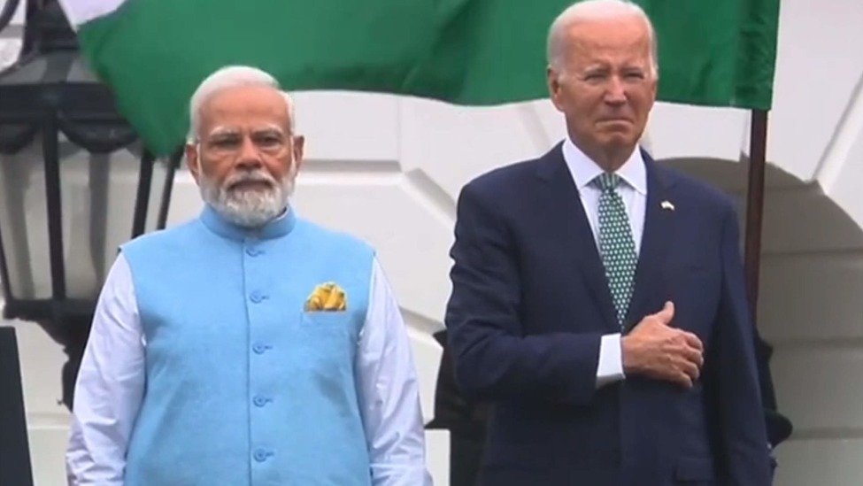 又犯糊涂了！当印度国歌奏响时，拜登把手放到胸前…