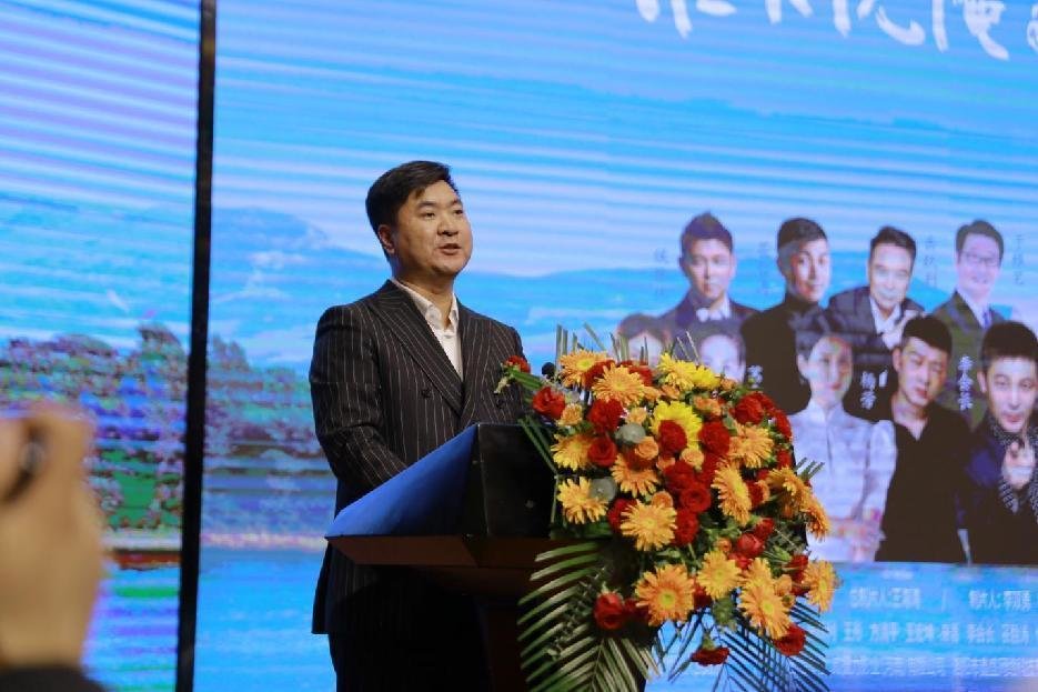 导演高振泉发言，讲述影片从筹备到开机的历程