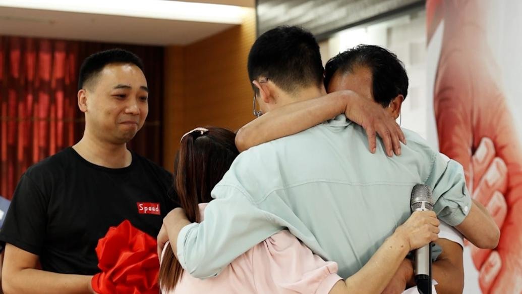 历经33年，66岁父亲终于与失散儿子团圆