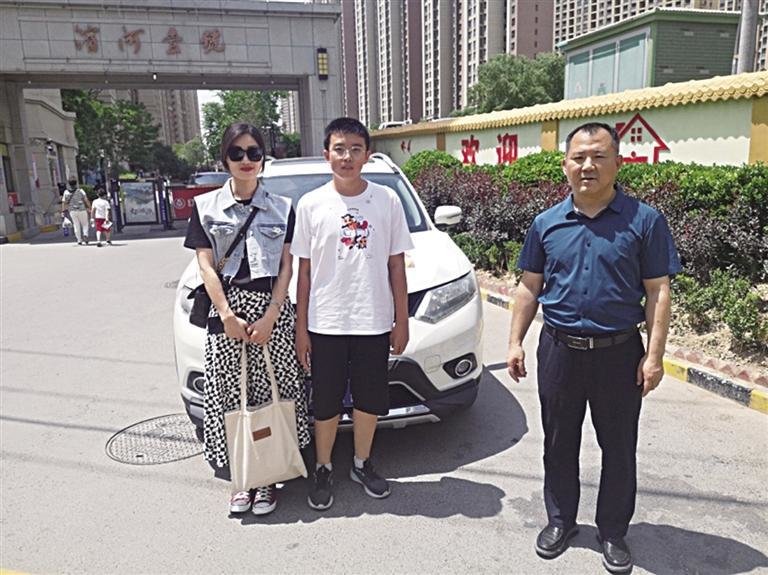 包海涛（右一）护送考生