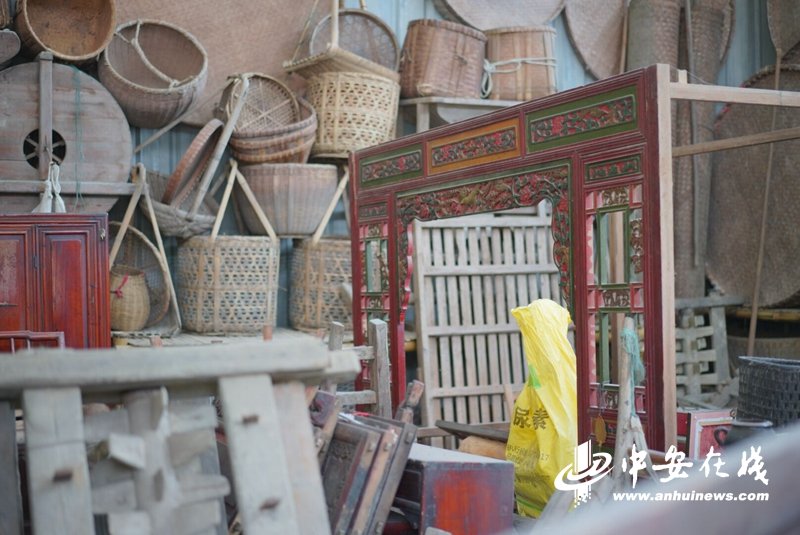 村民们舍不得扔的老物件又因水库拆迁带不走，胡晓萍便出钱买下，不论价值。