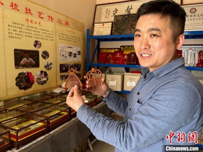 4月1日，河南省漯河市临颍县，陈庆伟展示自己仿照甲骨文制作的梳篦。　王宇 摄