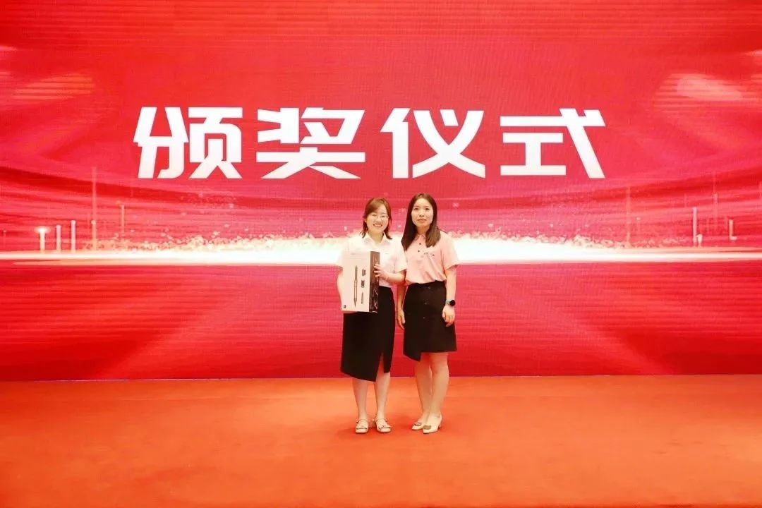 物流集团总会计师康艳维颁奖。